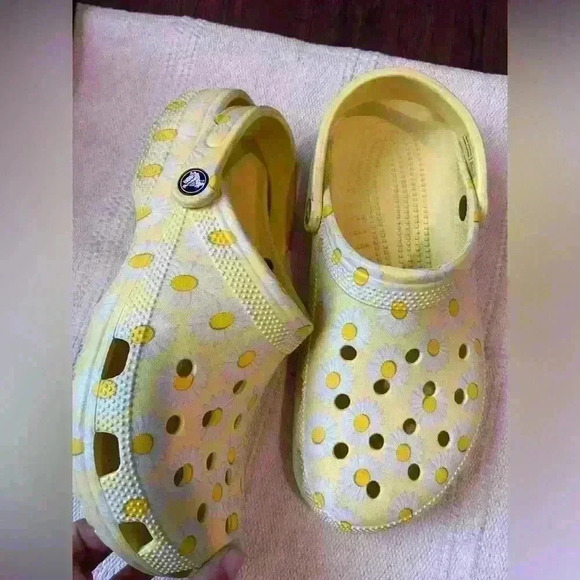 Crocs Classic Vacay Vibes Yellow Daisy Clog - size women 11, men 9 - Picture 4 of 10